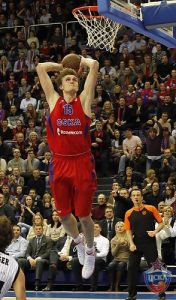 El <i>Zar</i> Andrei Kirilenko, MVP de la Euroliga. Lorbek, en el quinteto ideal; Navarro, en el segundo
