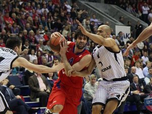 Euroleague QF (II viernes): El CSKA del Mariscal de campo Teodosic no hace prisioneros (79-60). Montepaschi Siena salva un <i>match-ball</i> ante Olympiacos