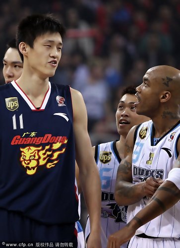 Liga China: los Beijing Ducks de Marbury sorprenden al favorito Guandong y se adelantan en la final; Zhou Peng la arma en el primer partido. Liga de Corea: final entre Promy y Anyang