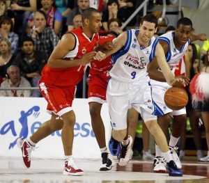 El Lagun Aro GBC vence en Manresa y se coloca cuarto en solitario (74-79)