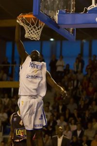 LNB ProA (J24) La liga francesa desafía a la Euroliga con una nueva competición supranacional; Pau, al borde del descenso, y Vincent Collet indignado por el trato que los árbitros dan al seleccionador