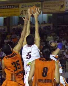 Baloncesto León acelera y ata a Yáñez