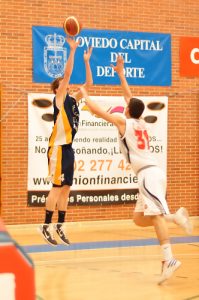 Adecco Plata (J24) Tomàs aupa a CB Prat a la tercera posición. Le Duc, MVP de la jornada ¿Quién dijo que la Adecco Plata no era emocionante? Videos de las canastas ganadoras de Tomàs y Llorente