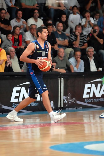 Liga Argentina LNB (Cuartos de Final): Libertad clasificado a semi pese a la baja de Battle; Mítico Espil, atrasa su retiro; Polémica en Boca y Peñarol