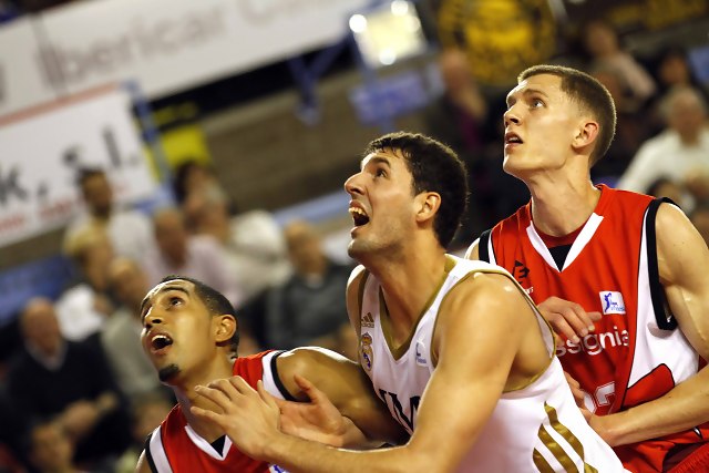 El Real Madrid se lleva un partidazo que empezó en jueves y acabó en viernes (93-96)