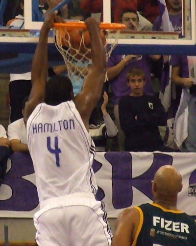 El Real Madrid se impone a un Fizer muy caliente (con galería de fotos)