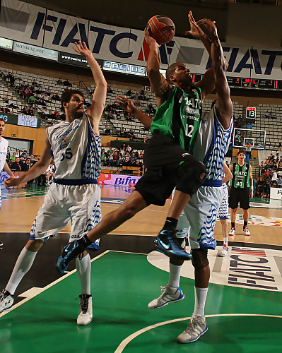 El FIATC Joventut consigue el lote completo: victoria, <i>average</i> y a seguir soñando (74-63)