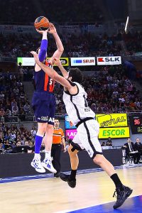 Caja Laboral se apunta el primer punto en el derbi vasco de cuartos en una épica batalla en el Buesa (77-73)