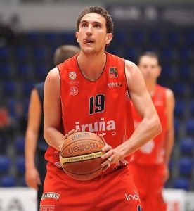 Víctor Pérez, un francotirador, cierra el juego exterior del Oviedo CB