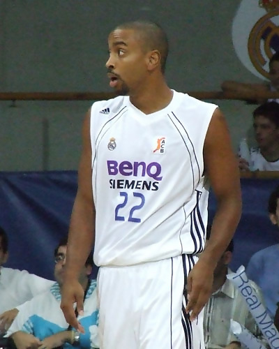 Unos espectaculares Bullock y Reyes dejan casi K.O al Estrella Roja<br>