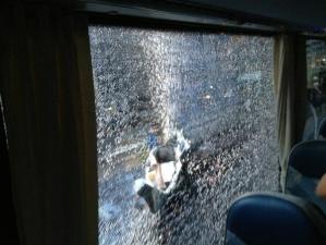 Se superan todos los límites en Grecia: el autobús de Panathinaikos atacado a pedradas y Perperoglu y Smith acaban heridos