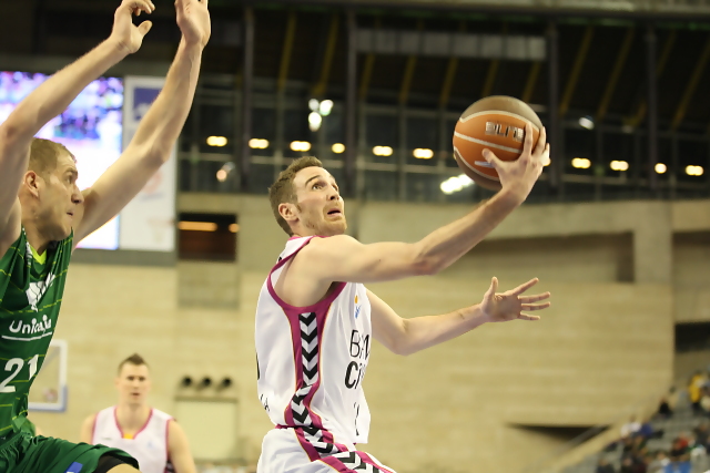 Unicaja presenta a ACB oferta por Txemi Urtasun