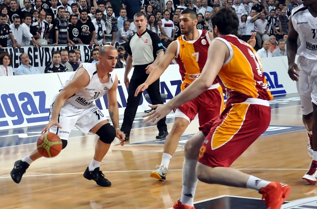 Liga Turca (Playoffs/Semis): Besiktas y Anadolu Efes se jugarán el título. El <i>show</i> de Carlos Arroyo. Oliver Lafayette, héroe inesperado para Efes