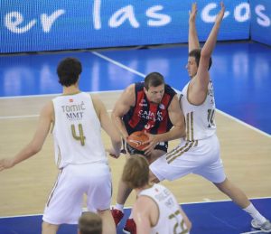 Caja Laboral vence al Real Madrid en un soberbio partido no apto para cardiacos (82-79)