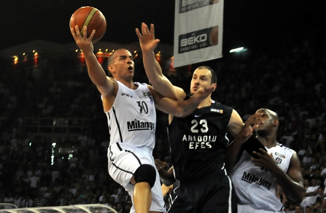 Liga Turca (Final): Anadolu Efes resiste tras las dos victorias a domicilio de Besiktas (1-2). 20 segundos de caos en el tercer choque