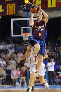 Marcelinho Huertas, héroe sobre la bocina en una remontada épica (81-80)