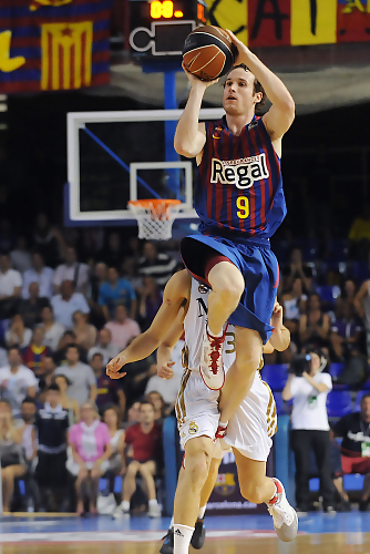 Marcelinho Huertas, héroe sobre la bocina en una remontada épica (81-80)
