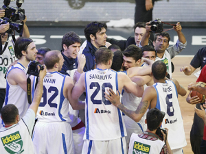 Dogus Balbay, tres segundos en la cancha para lograr una de las canastas del año en el basket europeo