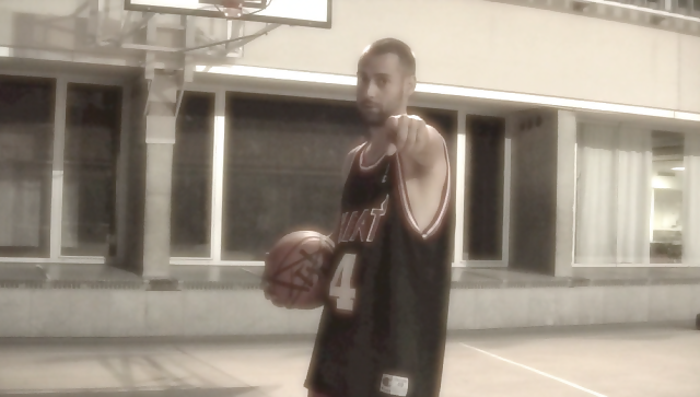 Filipy, amigo de Solobasket, prueba el nuevo balón oficial de la liga Endesa