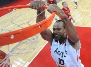 Preolímpico (J1): Rusia y Grecia arrasan a Corea y Jordania. Angola sorprende a Macedonia. Vasquez lidera a Venezuela ante Nigeria. Los tanques no dejan entrenar a Lituania