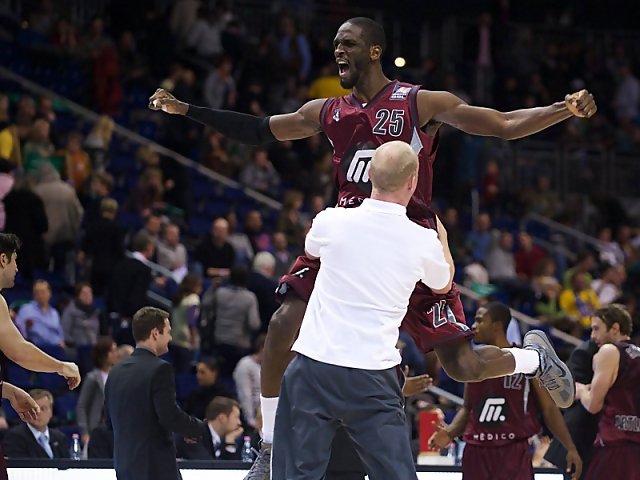 Ekene Ibekwe, exuberancia atlética para el juego interior del Lagun Aro