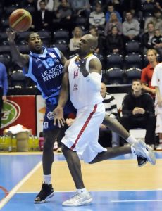 Los jugadores que vienen (III): John Holland (Cajasol), Nathan Jawai (FC Barcelona) y Nikos Zisis (Gescrap Bizkaia)
