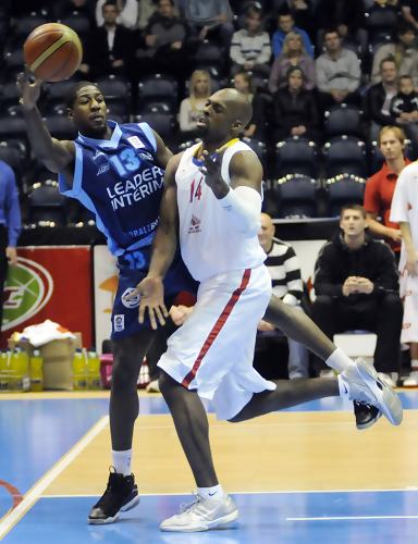 Los jugadores que vienen (III): John Holland (Cajasol), Nathan Jawai (FC Barcelona) y Nikos Zisis (Gescrap Bizkaia)
