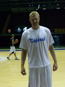 Bradley Buckman: “Disfruto la lucha que se genera debajo de la canasta”