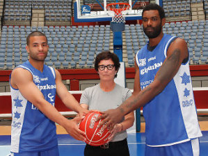 La espalda le vuelve a jugar una mala pasada a un Chris Lofton que se ve obligado a abandonar Lagun Aro GBC