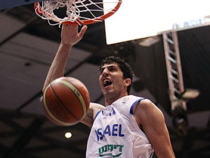 Preeuropeo: Serbia vuelve a ponerse en evidencia cayendo ante Estonia y corre peligro su clasificación. Triple doble de Lior Eliyahu. Duelo anotador Stefansson-Rochestie. Partidazo de Dasic