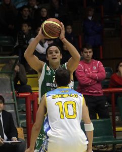 Final inverosímil en la LNB argentina: el ex Tenerife Bruno Lábaque patea el balón y da la victoria al equipo rival