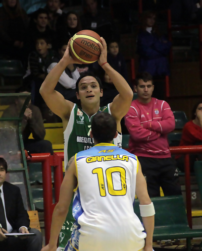 Final inverosímil en la LNB argentina: el ex Tenerife Bruno Lábaque patea el balón y da la victoria al equipo rival