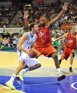 La generosidad de Joseph Jones se gana un contrato de temporada