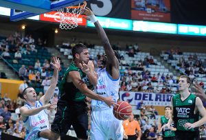 El debut soñado de Manny Quezada puede con un Lagun Aro GBC corto de efectivos (89-73)