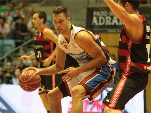 Levon Kendall lidera a Blusens Monbus ante un Assignia Manresa que estuvo a remolque todo el encuentro (83-78)