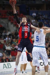 Caja Laboral borra a un débil Cajasol con una exhibición anotadora en el primer cuarto (90-70)