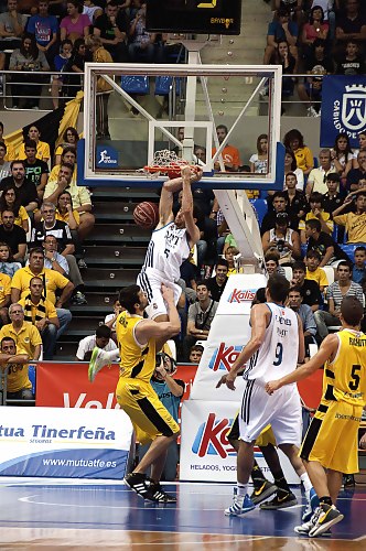 Real Madrid bate en la <i>foto finish</i> al CB Canarias (86-88)