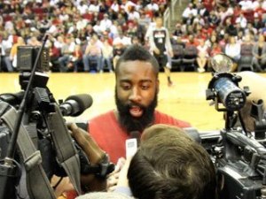 Zoco Mundial: James Harden se quedará en Houston por 80 millones. Derrick Brown, al Lokomotiv Kuban y Dionte Christmas avanza que ficha por el CSKA. Josh Shipp, refuerzo para Anadolu Efes
