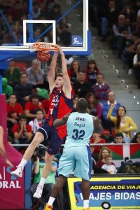 Caja Laboral resurge de sus cenizas y vence a un Barça Regal al que deja con un balance de 3-3 (80-69)