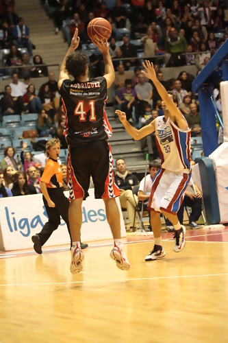 UCAM Murcia asalta Santiago a base de triples y neutraliza la remontada gallega (69-73)