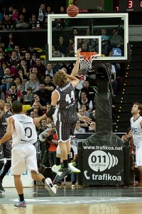 A Gescrap Bizkaia le bastan 10 minutos para acabar con un FIATC Joventut poco agresivo (80-62). Roger Grimau, como una moto