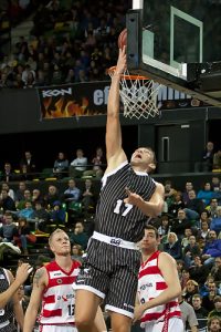 Un omnipresente Hervelle enseña el camino de la victoria a Bilbao Basket ante un Assignia Manresa de recursos limitados (83-63)