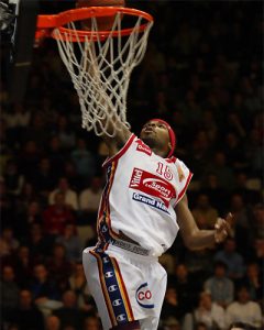 Tariq Kirksay: ¿Quién dijo que rebotear era cosa de pívots?