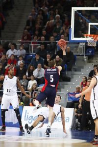 Caja Laboral consigue su séptima victoria consecutiva en un derby trepidante (81-80)