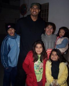 Marcus Fizer, al lado de los más necesitados