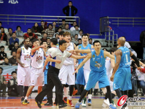 Liga China Se levantan sospechas de amaños y participación en apuestas de jugadores y árbitros. T-Mac sigue sin ganar. Pobres números para Arenas. Beijing y Guandong, líderes