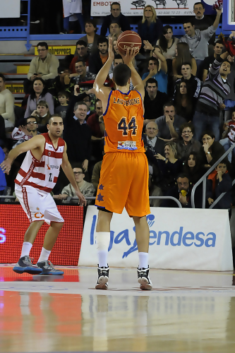Un triple de Lauvergne, final cruel para el partidazo del Assignia Manresa (86-87)