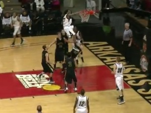 Victor Dukes, un jugador de high school, protagoniza el mate del año