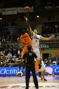 Valters al inicio y Kurz al final dan la victoria a Mad-Croc en Santiago (73-79)