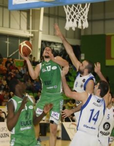 Adecco Plata (J15): Récord anotador del Óbila (112) con Toni Vicens de MVP (35) en su segundo partido; Oviedo colíder tras tomar Málaga